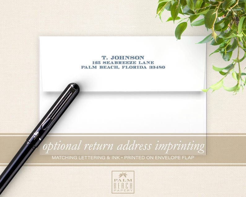 K&ouml;nnte beinhalten: Ein wei&szlig;er Umschlag mit einem blauen Absenderaufkleber, auf dem "T. Johnson, 125 Seabreeze Lane, Palm Beach, Florida 33480" steht. Der Text "optional return address imprinting" ist unter dem Aufkleber gedruckt. Der Text "Matching lettering & ink - printed on envelope flap" ist unter dem Text "optional return address imprinting" gedruckt.
