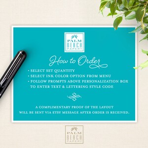 Puede incluir: Una tarjeta azul turquesa con texto blanco que describe c&oacute;mo pedir papeler&iacute;a personalizada de Palm Beach Papery. El texto dice "C&oacute;mo ordenar", "Seleccionar cantidad de juego", "Seleccionar opci&oacute;n de color de tinta del men&uacute;", "Seguir las indicaciones sobre el cuadro de personalizaci&oacute;n para ingresar texto y c&oacute;digo de estilo de letras", y "Se enviar&aacute; una prueba gratuita del dise&ntilde;o por mensaje de Etsy despu&eacute;s de que se reciba el pedido."