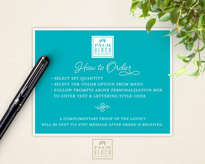 Puede incluir: Una tarjeta azul turquesa con texto blanco que describe c&oacute;mo pedir papeler&iacute;a personalizada de Palm Beach Papery. El texto dice "C&oacute;mo ordenar", "Seleccionar cantidad de juego", "Seleccionar opci&oacute;n de color de tinta del men&uacute;", "Seguir las indicaciones sobre el cuadro de personalizaci&oacute;n para ingresar texto y c&oacute;digo de estilo de letras", y "Se enviar&aacute; una prueba gratuita del dise&ntilde;o por mensaje de Etsy despu&eacute;s de que se reciba el pedido."