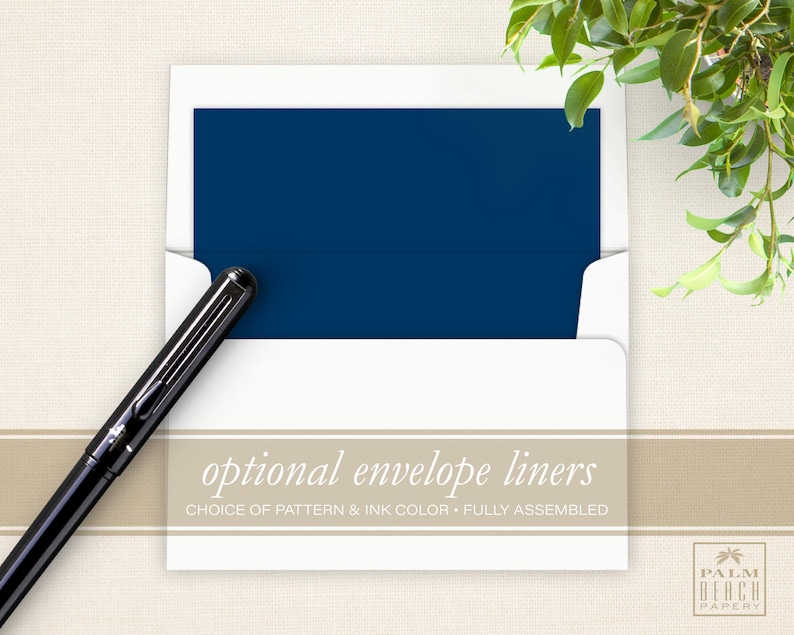 K&ouml;nnte beinhalten: Ein wei&szlig;er Umschlag mit einem dunkelblauen Futter. Der Text "optional envelope liners" ist auf der Vorderseite des Umschlags gedruckt. Der Text "CHOICE OF PATTERN & INK COLOR FULLY ASSEMBLED" ist unter der ersten Textzeile gedruckt.
