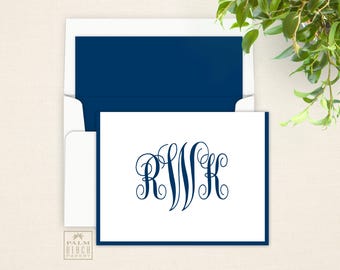 Tarjetas de felicitación plegables con monograma clásico: tarjetas tradicionales plegables con 3 iniciales, dirección de remitente opcional y sobres forrados.
