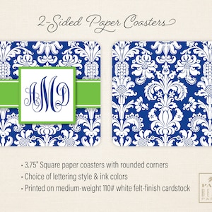 Puede incluir: Dos posavasos de papel cuadrados de 9,5 cm con esquinas redondeadas. Un lado presenta un patr&oacute;n damasco azul y blanco con una cinta verde y el monograma "AMD". El otro lado presenta el mismo patr&oacute;n damasco azul y blanco. Los posavasos est&aacute;n impresos en cartulina blanca de 110 g/m&sup2; con acabado de fieltro.