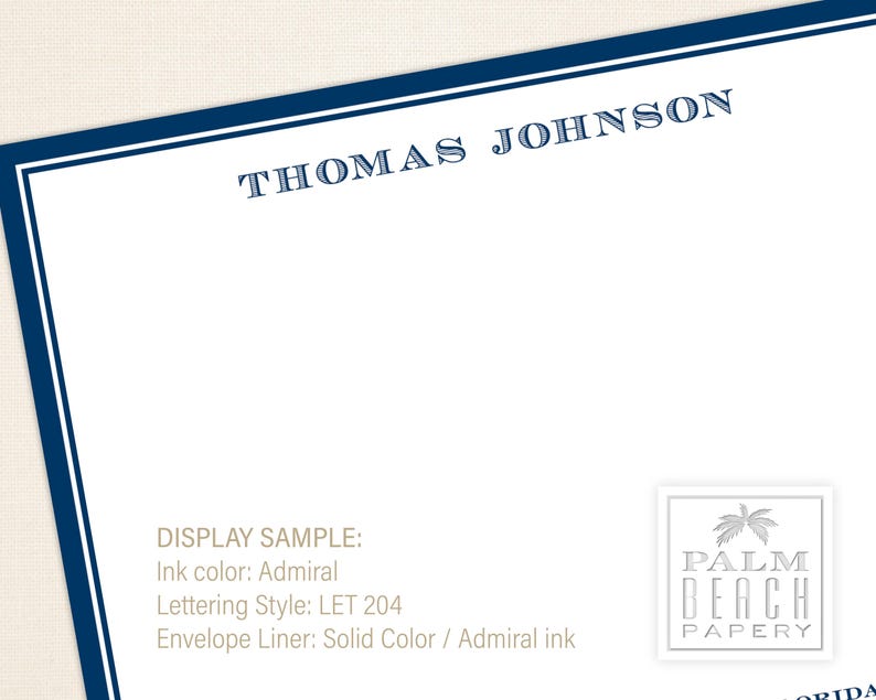K&ouml;nnte beinhalten: Eine wei&szlig;e Briefpapierkarte mit einem blauen Rand und dem Text "THOMAS JOHNSON" oben. Die Karte enth&auml;lt auch eine Beispielanzeige der Tintenfarbe, des Schriftstils und des Umschlagfutters. Die rechte untere Ecke zeigt ein Logo f&uuml;r "PALM BEACH PAPERY" mit einer Palmengrafik.
