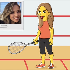 Op de afbeelding: Een cartoonillustratie van een persoon die squash speelt. De persoon draagt een rood tanktop, een zwarte broek en gele schoenen. Ze houdt een squashracket vast en staat op het punt om de bal te slaan.