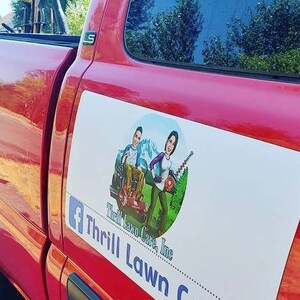 Puede incluir: Una camioneta roja con un letrero magn&eacute;tico blanco que anuncia "Thrill Lawn Care, Inc.". El letrero presenta una imagen de dibujos animados de un hombre y una mujer cortando el c&eacute;sped. El logotipo de Facebook tambi&eacute;n est&aacute; en el letrero.
