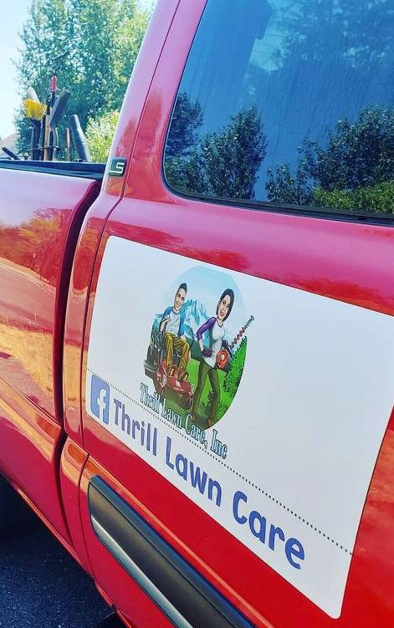 Puede incluir: Una camioneta roja con un letrero magn&eacute;tico blanco que anuncia "Thrill Lawn Care, Inc.". El letrero presenta una imagen de dibujos animados de un hombre y una mujer cortando el c&eacute;sped. El logotipo de Facebook tambi&eacute;n est&aacute; en el letrero.