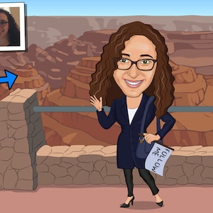 Puede incluir: Una ilustración de dibujos animados de una mujer con cabello castaño rizado que lleva una chaqueta azul, pantalones negros y tacones negros. Lleva un bolso azul y un cartel que dice "Sigueme". El fondo es una ilustración de dibujos animados del Gran Cañón.