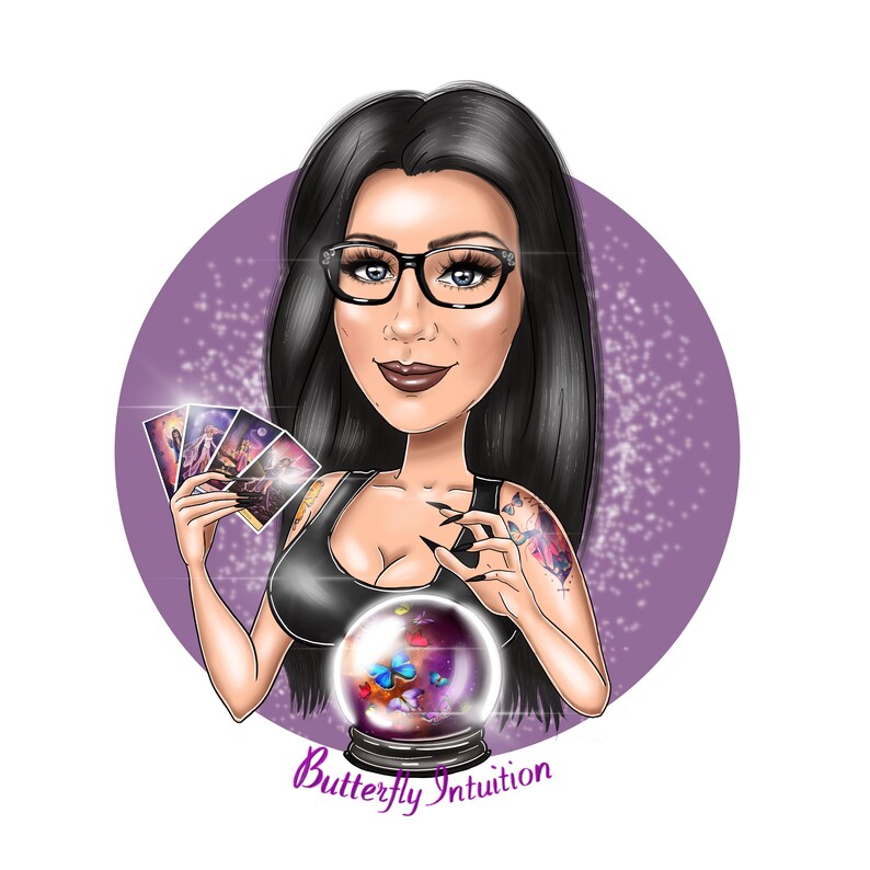 Puede incluir: Una ilustraci&oacute;n de dibujos animados de una mujer con cabello negro y gafas que sostiene cartas de tarot y una bola de cristal con mariposas dentro. El fondo es un c&iacute;rculo morado con un efecto de brillo. El texto "Butterfly Intuition" est&aacute; debajo de la imagen.
