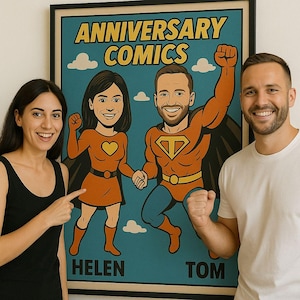 Puede incluir: Un póster enmarcado con las palabras "ANNIVERSARY COMICS" sobre una ilustración de cómic de una pareja vestida como superhéroes. La mujer lleva un vestido naranja, y el hombre un traje de superhéroe. Los nombres "HELEN" y "TOM" están debajo.