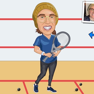 Op de afbeelding: Een cartoonillustratie van een persoon die squash speelt. De persoon draagt een blauw shirt, een zwarte broek, een gele muts en een bril. Hij/zij houdt een squashracket vast en er liggen drie zwarte squashballen op de baan.