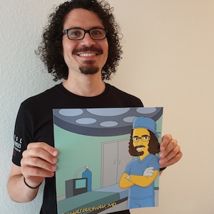 Puede incluir: Una ilustración de dibujos animados personalizada de una persona que lleva una gorra quirúrgica azul y un uniforme, con un tono de piel amarillo y barba. La ilustración está ambientada en una sala de operaciones con una luz quirúrgica en la parte superior. El texto "Theodore Reichwien, MD" está en la parte inferior de la ilustración.