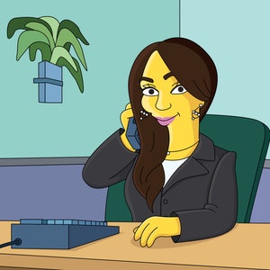 Könnte beinhalten: Eine Cartoon-Illustration einer Frau mit langen braunen Haaren, die einen schwarzen Blazer und ein weißes Hemd trägt, an einem Schreibtisch sitzt und ein Telefon am Ohr hat. Sie hat gelbe Haut und lächelt.