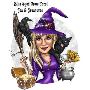 Puede incluir: Una ilustraci&oacute;n de dibujos animados de una bruja con un sombrero y un vestido morados, sosteniendo una escoba, un gato negro y un cofre lleno de monedas de oro. El texto "Blue Eyed Crow Tarot Tea & Treasures" est&aacute; en la parte superior de la imagen.