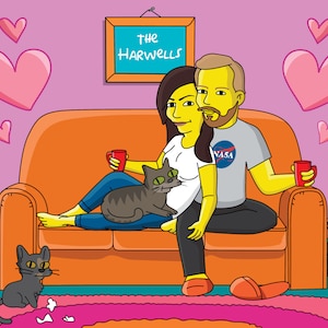 Peut inclure: Une illustration de dessin animé d'un couple assis sur un canapé orange avec deux chats. La femme porte une chemise blanche et un jean bleu. L'homme porte une chemise grise avec un logo de la NASA. Le canapé est dans une pièce aux murs roses et aux cœurs. Le texte "THE HARWELLS" est sur un tableau noir encadré.