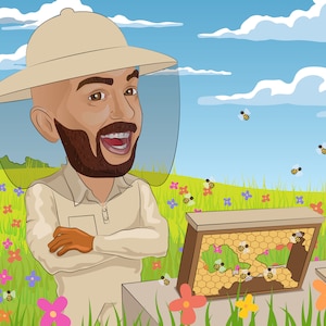 Könnte beinhalten: Ein Imker in Schutzkleidung und Hut steht auf einem Feld mit Blumen und einem Bienenstock im Vordergrund. Der Bienenstock ist geöffnet und Bienen fliegen herum.