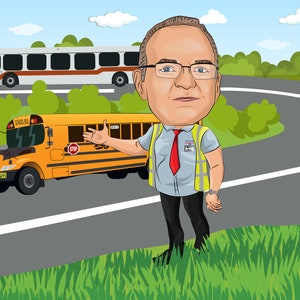Può includere: Un'illustrazione di un cartone animato di un autista di autobus scolastico in piedi accanto a un autobus scolastico giallo con le parole "SCHOOL BUS" sul lato. L'autista di autobus indossa una camicia blu, una cravatta rossa, un giubbotto di sicurezza giallo e occhiali. L'autista di autobus sta alzando la mano destra con il palmo rivolto in avanti.