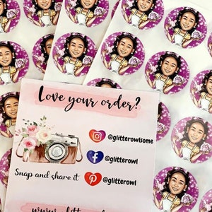 K&ouml;nnte beinhalten: Ein Bogen runder Aufkleber mit einer Cartoon-Illustration einer Person, die eine rosa Blume h&auml;lt. Die Aufkleber befinden sich auf einem wei&szlig;en Hintergrund. Der Text "Love your order?" befindet sich auf einer rosa und wei&szlig;en Karte mit einer Kamera-Illustration und Social-Media-Icons mit dem Text "@glitterowlsome", "@glitterowl" und "@glitterowl".