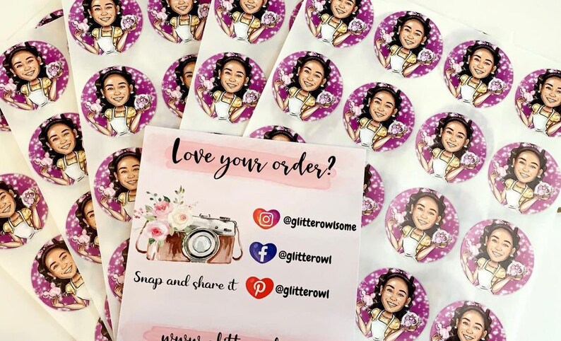 K&ouml;nnte beinhalten: Ein Bogen runder Aufkleber mit einer Cartoon-Illustration einer Person, die eine rosa Blume h&auml;lt. Die Aufkleber befinden sich auf einem wei&szlig;en Hintergrund. Der Text "Love your order?" befindet sich auf einer rosa und wei&szlig;en Karte mit einer Kamera-Illustration und Social-Media-Icons mit dem Text "@glitterowlsome", "@glitterowl" und "@glitterowl".