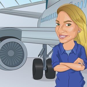 Pode incluir: Uma ilustração de desenho animado de uma mulher com cabelo loiro em pé na frente de um avião grande. Ela está vestindo uma camisa azul e tem os braços cruzados. O avião é cinza e tem um motor grande no lado esquerdo.
