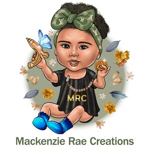K&ouml;nnte beinhalten: Eine Cartoon-Illustration eines kleinen M&auml;dchens, das ein gr&uuml;n-wei&szlig;es Stirnband mit einem schwarzen Shirt tr&auml;gt, auf dem "MRC" steht, und eine goldene Halskette mit den Worten "Nova Rae". Das Baby h&auml;lt eine Spielzeugpistole und einen Schnuller. Der Hintergrund ist ein gr&uuml;n-wei&szlig;es Blumenmuster.
