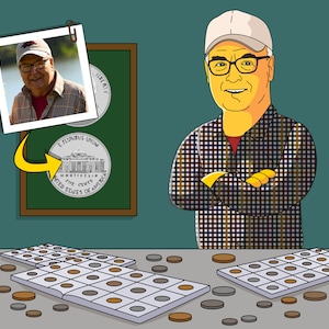 Puede incluir: Un hombre con una camisa a cuadros y una gorra de béisbol blanca está de pie frente a una pizarra verde con una moneda en ella. Tiene los brazos cruzados. Hay varios álbumes de colección de monedas y monedas sueltas sobre una mesa frente a él. La moneda en la pizarra es un níquel de Jefferson de plata con la inscripción "E PLURIBUS UNUM" y "UNITED STATES OF AMERICA".