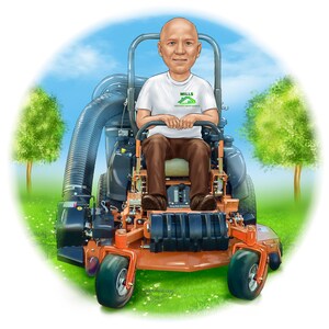 Puede incluir: Un hombre con una camiseta blanca con el logotipo "Mills Property Maintenance" conduce un cortac&eacute;sped de conducci&oacute;n marr&oacute;n y negro con una gran bolsa de recolecci&oacute;n de hojas negra. El cortac&eacute;sped est&aacute; en un c&eacute;sped verde con un cielo azul y nubes blancas en el fondo.
