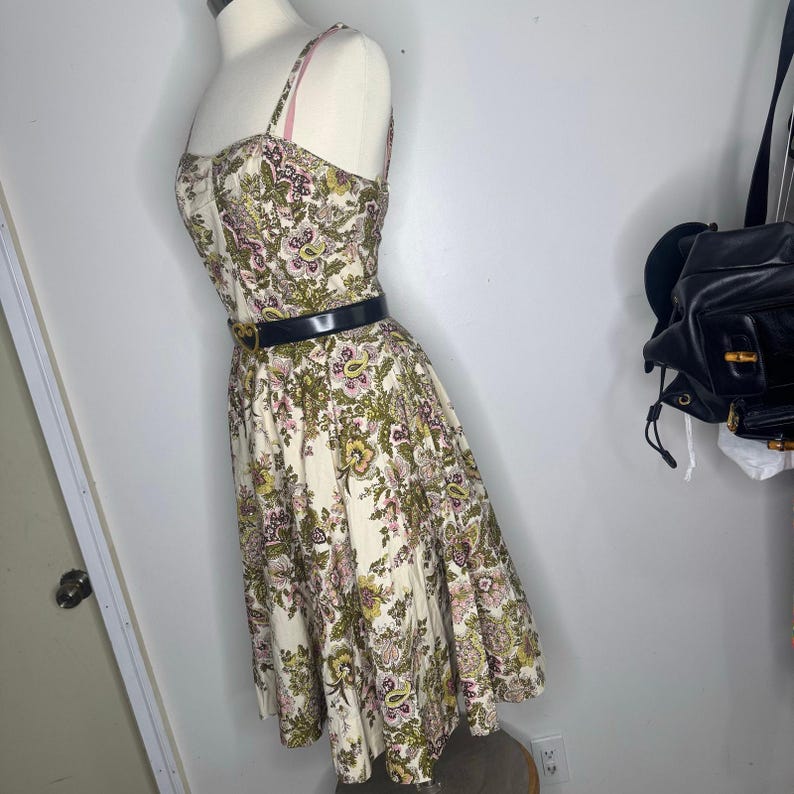Vestido vintage de algodón con estampado y detalles de la colección Y2K de Anthropologie, modelo Elevenses, talla 8. imagen 6