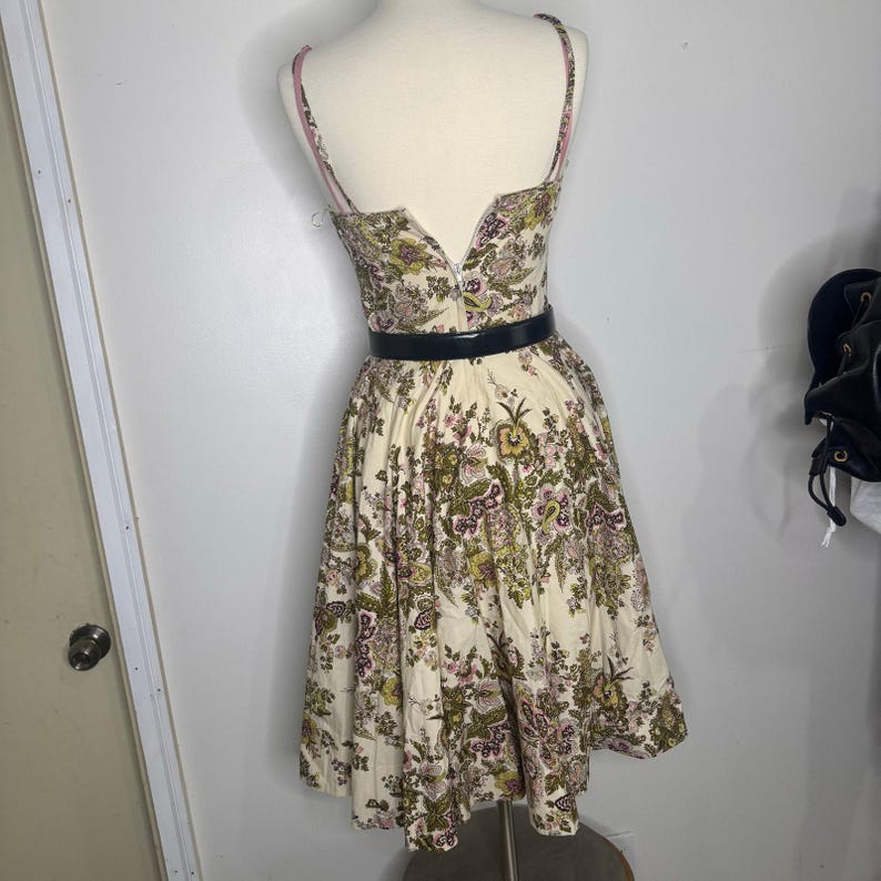 Vestido vintage de algodón con estampado y detalles de la colección Y2K de Anthropologie, modelo Elevenses, talla 8. imagen 4