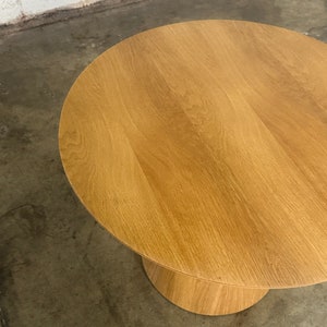 Conoid side table in white oak imagem 3