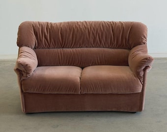 Divano a due posti in stile postmoderno