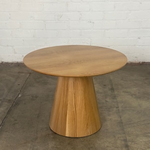 Conoid side table in white oak imagem 1