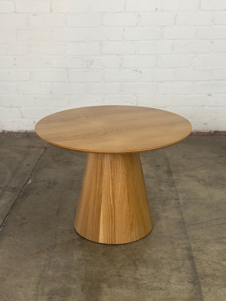 Conoid side table in white oak imagem 1