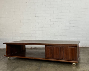 Table basse rectangulaire en bois massif à profil bas