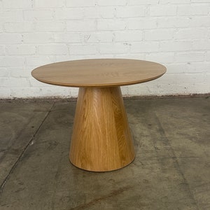 Conoid side table in white oak imagem 5