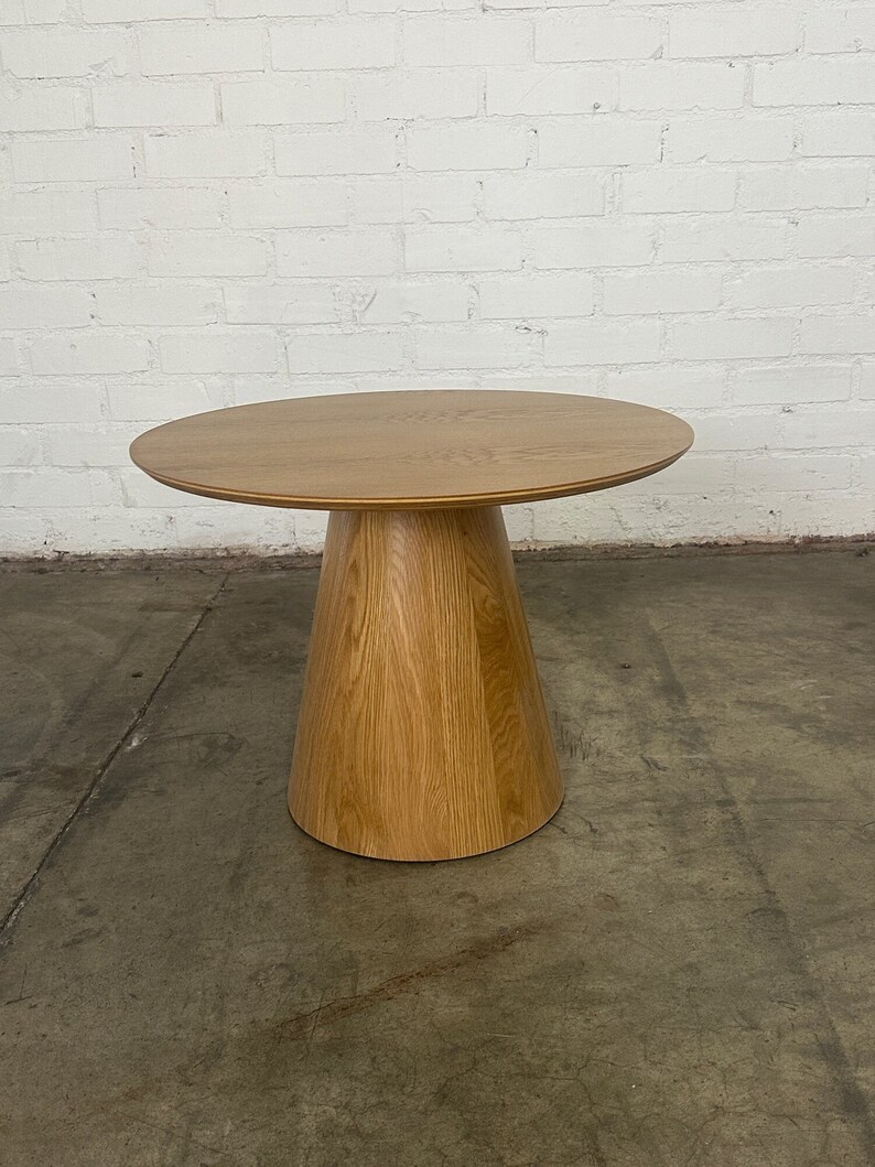 Conoid side table in white oak imagem 5