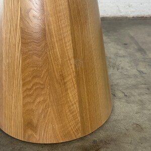 Conoid side table in white oak imagem 4