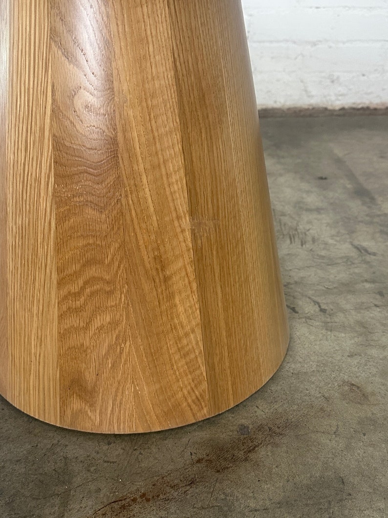 Conoid side table in white oak imagem 4