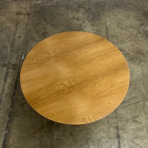 Conoid side table in white oak imagem 6