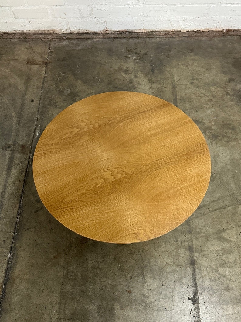 Conoid side table in white oak imagem 6