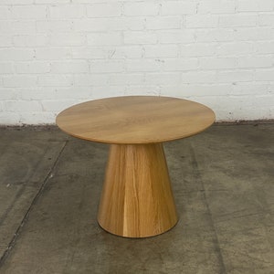 Conoid side table in white oak imagem 2