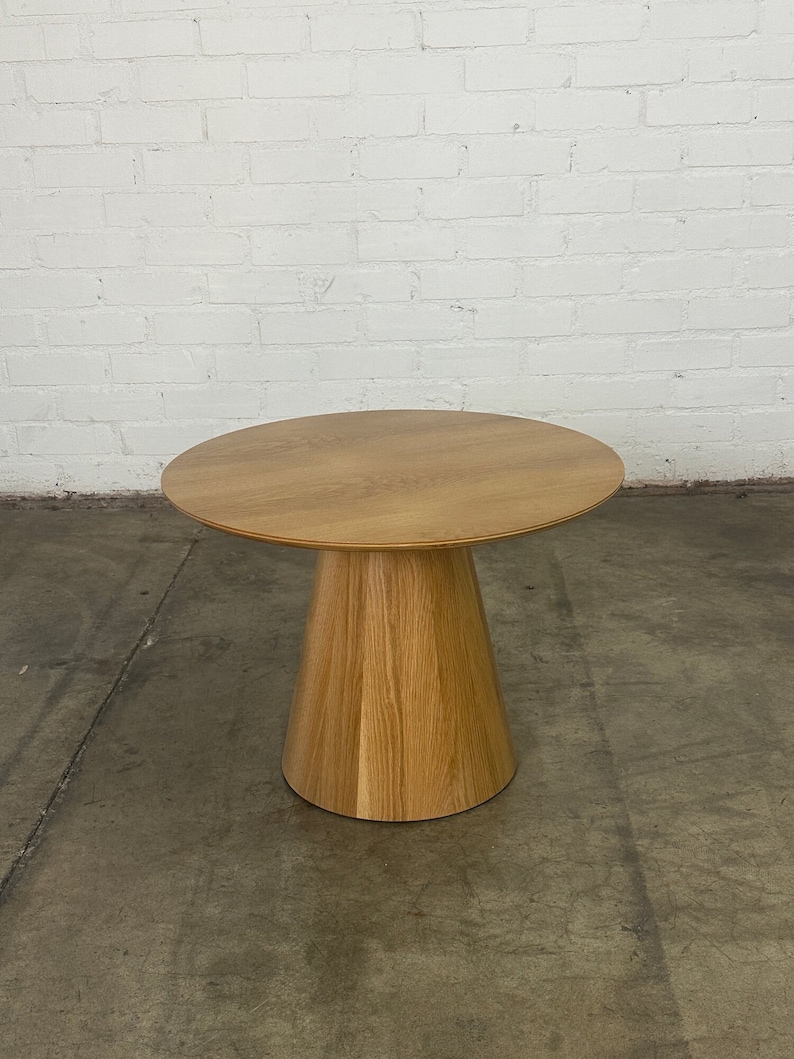 Conoid side table in white oak imagem 2