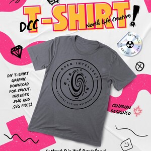 Może przedstawiać: Ciemnoszary t-shirt z krótkim rękawem z czarną okrągłą grafiką przedstawiającą spiralę, gwiazdy oraz napis Open Intellect Pacifist Action Network. Tło zawiera napisy takie jak T-Shirt, North Life Creative oraz Instant Digital Download.