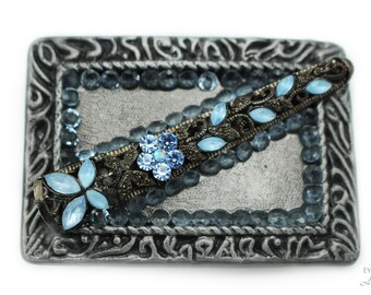 générique Boucle de ceinture croix rouge fond style floral, étain émaillé
