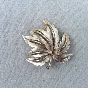broche vintage signée JJ broche feuille vintage Livraison gratuite Cadeau vintage de collection Épingle antique JJ