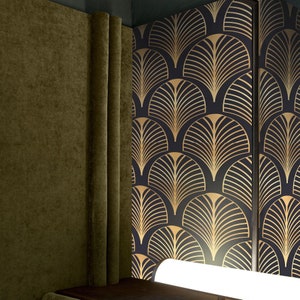 Luxuriöse Art Deco Fan Tapete mit Goldenem Touch auf Dunklem Hintergrund, Art Deco Tapete im Vintage Stil