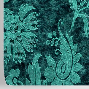 Pode incluir: Fundo azul-petr&oacute;leo com um padr&atilde;o repetido de desenhos florais turquesa. O desenho apresenta folhas e flores estilizadas.