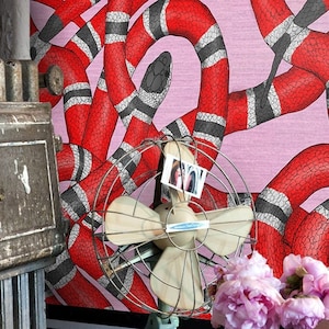 Carta da Parati Serpente con sfondo rosa e rossa