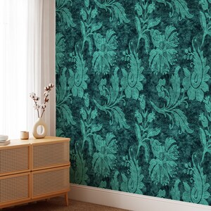 Pode incluir: Papel de parede azul turquesa com um padr&atilde;o floral vintage. O padr&atilde;o apresenta um desenho repetitivo de flores e folhas estilizadas.
