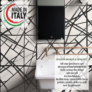 K&ouml;nnte beinhalten: Ein Badezimmer mit einem wei&szlig;en Waschbecken, einem schwarzen Schrank und Kupferrohren vor einer schwarz-wei&szlig;en geometrischen Tapete. Der Text lautet "MADE IN ITALY" und "ITALIAN DESIGN & QUALITY".