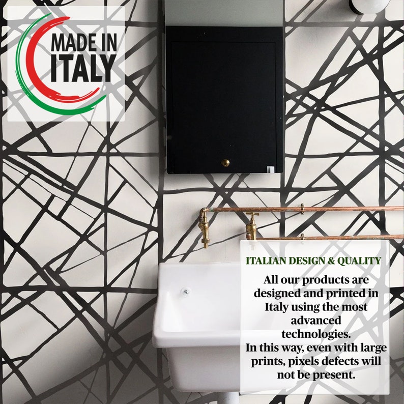 K&ouml;nnte beinhalten: Ein Badezimmer mit einem wei&szlig;en Waschbecken, einem schwarzen Schrank und Kupferrohren vor einer schwarz-wei&szlig;en geometrischen Tapete. Der Text lautet "MADE IN ITALY" und "ITALIAN DESIGN & QUALITY".
